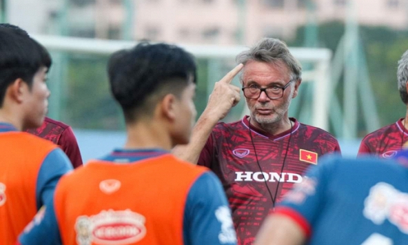 Báo Indonesia mỉa mai HLV Troussier vì tuyên bố “U23 Việt Nam là số một ĐNÁ”