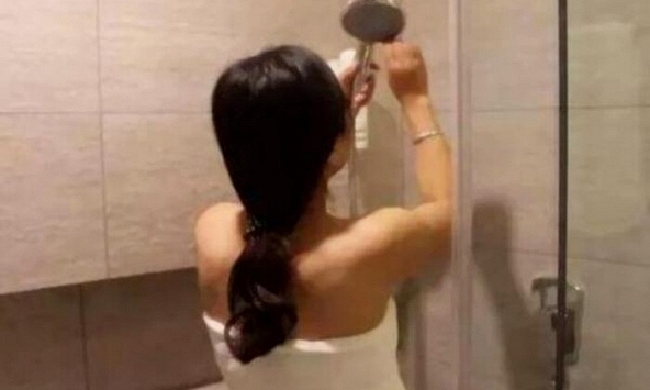 Sếp nữ hỏi “khi đang tắm có người bước vào thì che cái gì trước?”: Nam ứng viên EQ cao đưa đáp án thuyết phục