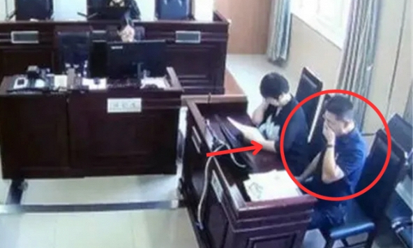  Đang trong phiên toà xét xử, người đàn ông đột nhiên cầm bằng chứng bỏ vào mồm khiến ai cũng bàng hoàng