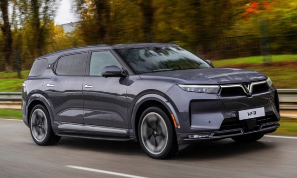 Thống kê 'lạ': VinFast VF 9 được tìm nhiều nhất ở 12 nước, Lexus RZ gây bất ngờ ở Việt Nam