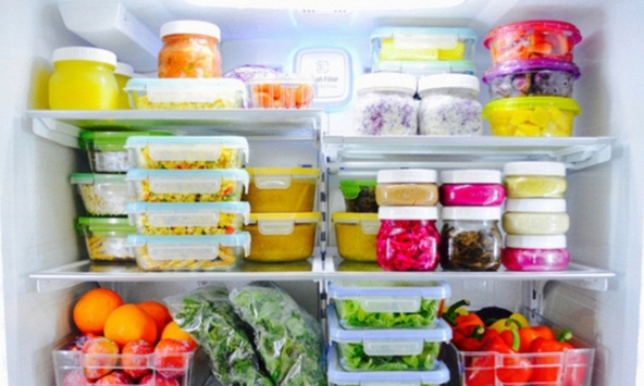 Cất thực phẩm vào tủ lạnh trong bát sứ hay hộp nhựa thì giữ được lâu nhất? Câu trả lời khiến nhiều người bất ngờ
