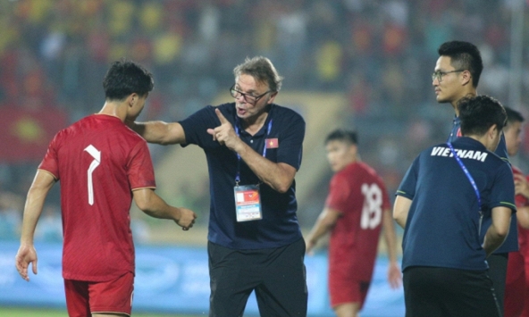 HLV Troussier chốt danh sách thi đấu với Trung Quốc , lý giải việc không gọi Công Phượng