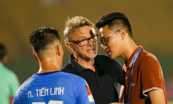 Sau thẻ đỏ xấu xí, Tiến Linh sẽ lập công chuộc tội hay nhận án phạt của HLV Troussier?