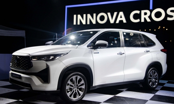 Toyota Innova Cross mới trông 'giống Highlander', ăn ít xăng hơn Wigo: Bí mật nằm ở đâu?