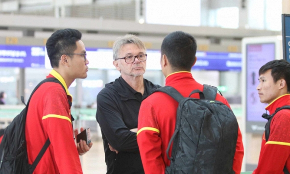 Tiến hành “đại cải tổ”, HLV Troussier đang đánh cuộc tương lai tại tuyển Việt Nam?