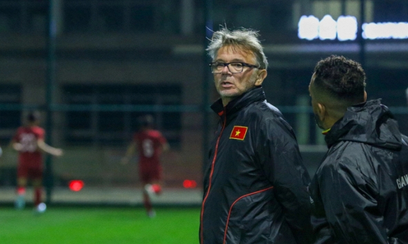 Trò cưng báo tin vui, HLV Troussier hồi hộp chờ cái “bắt tay” từ V.League cho nhiệm vụ sống còn