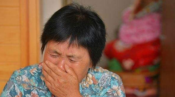 Lên chăm cháu vô tình nghe được con dâu nói chuyện với hàng xóm, tôi nuốt nước nước mắt vào trong: Làm mẹ chồng thật khó!