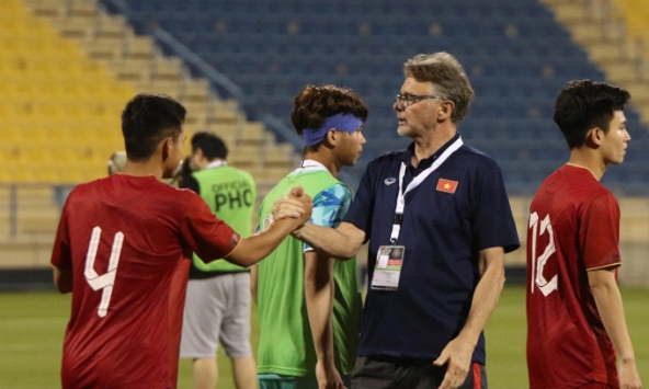 Ra quyết định mạo hiểm, HLV Troussier cẩn thận “lật thuyền” ở trận cầu tưởng dễ mà khó