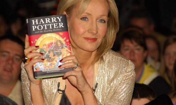 Tác giả Harry Potter – từ một bà mẹ đơn thân nghèo khó trở thành một nữ tỷ phú và nhiều giải thưởng danh giá