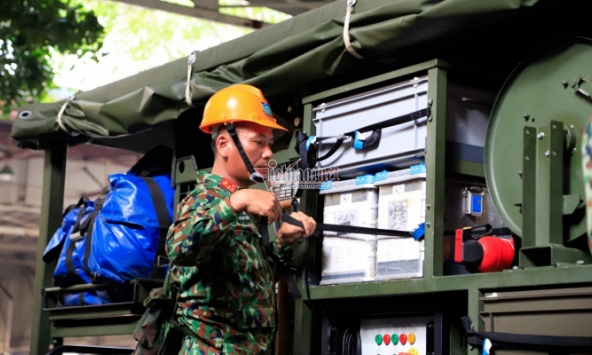 Lực lượng Binh chủng Hóa học đang tẩy độc kho nhà máy Rạng Đông