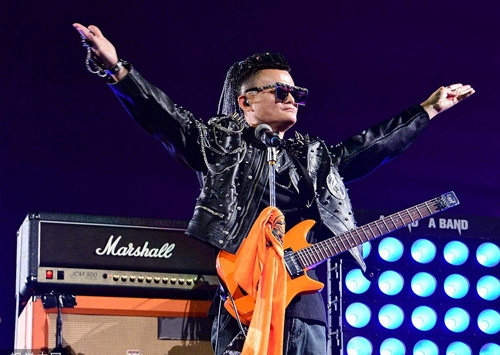 Tỷ phú Jack Ma hát rock và tuyên bố nghỉ hưu để đi dạy học