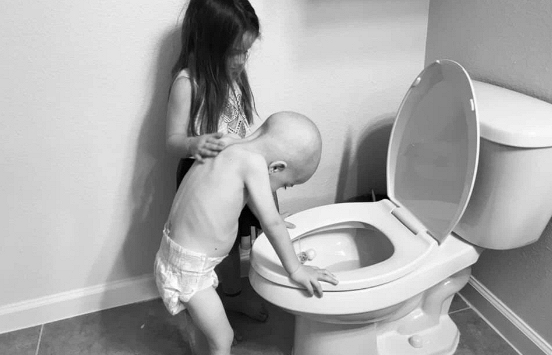 Xúc động hình ảnh cô bé 5 tuổi chăm em trai 4 tuổi bị ung thư