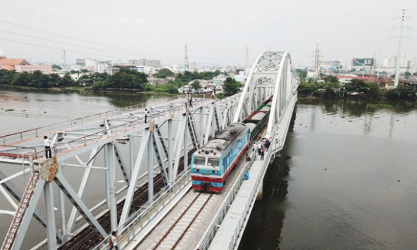 Đoàn tàu đầu tiên chạy qua cầu đường sắt Bình Lợi mới