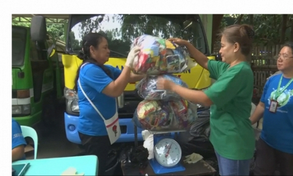 Dân làng Philippines đổi 2 kg nhựa lấy 1 kg gạo