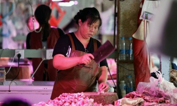 Giá thịt heo tăng vọt, người dân Trung Quốc chỉ được mua 1kg mỗi ngày