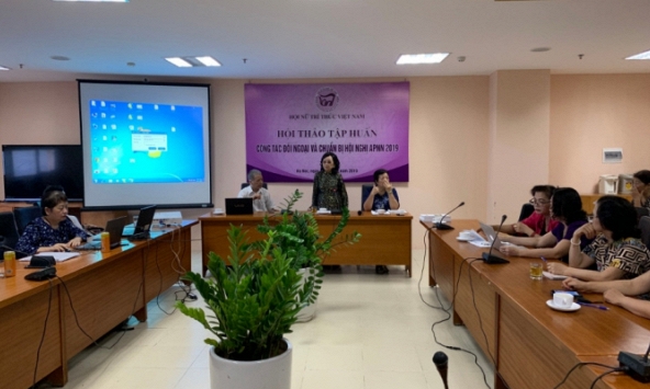 Các nhà khoa học nữ thảo luận về hạn chế rác thải nhựa