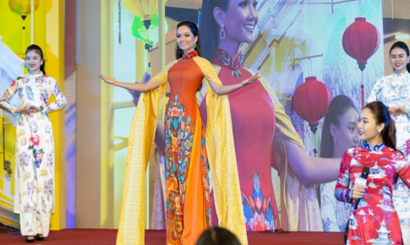 H'Hen Niê diện áo dài, trổ tài catwalk ở Thái Lan