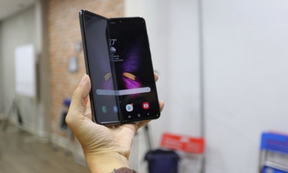 Cửa hàng xách tay “chi bạo” mua hàng mới nóng kéo khách