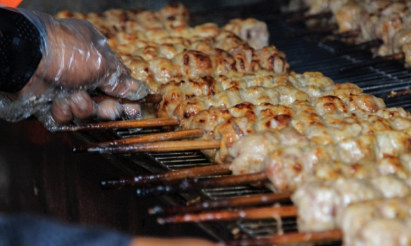 Quán nem nướng khổng lồ 19 năm hút khách Sài Gòn