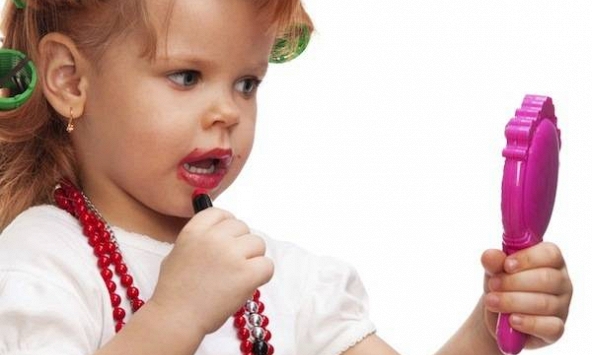 Son môi cho bé, không an toàn như mẹ nghĩ!