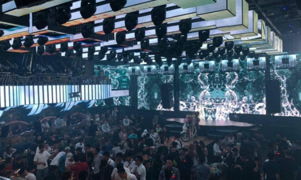 Quán bar mới khai trương, 150 dân chơi vào phê ma túy