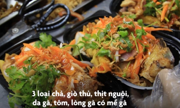 Quán xôi vỉa hè mở bán qua 2 thế hệ, mỗi đêm hết hơn 700 hộp