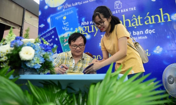 Giới trẻ xếp hàng dài xin chữ ký của nhà văn Nguyễn Nhật Ánh
