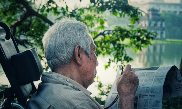 Người già cô đơn, 'ôm' mạng xã hội