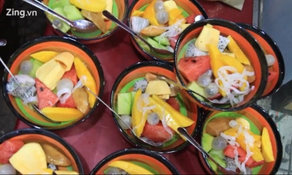 Quán trái cây tô vỉa hè hút khách, bán 500 phần mỗi đêm