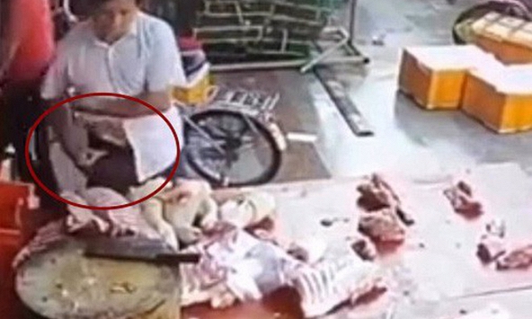 Khủng hoảng thịt lợn, 3 người dân Trung Quốc giành giật một miếng thịt