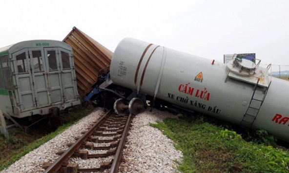 Tàu hỏa tông nát xe tải, lật 4 toa ở Nghệ An