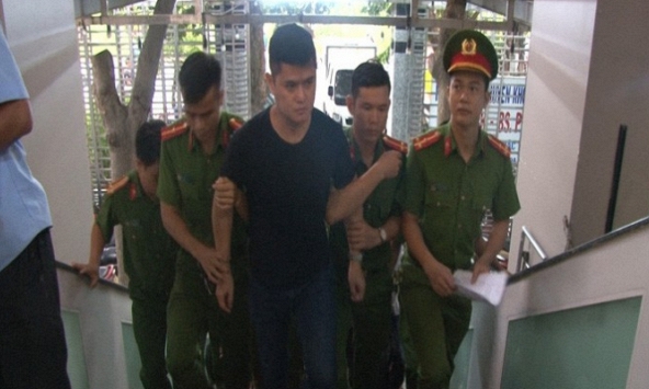 Bắt giam bác sĩ hiếp dâm và đánh nữ điều dưỡng bị thương