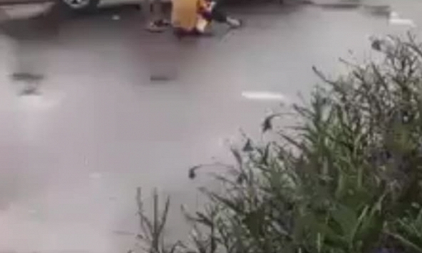 Người phụ nữ bị chồng cũ hành hung tại sân bệnh viện đa khoa thị xã Kỳ Anh