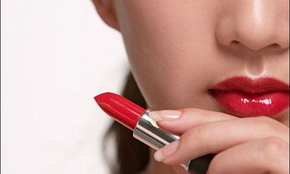 Để đôi môi căng mọng như trái chín