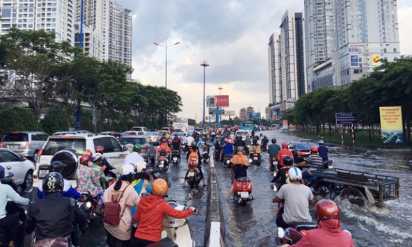 Nhiều tuyến đường tại TP.HCM ngập nước vì triều cường lên cao