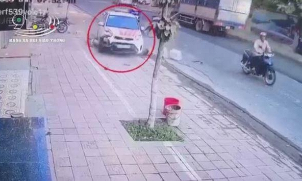 Taxi 'điên' vọt ga lao vào 2 phụ nữ bên đường, một nạn nhân kẹt cứng dưới bánh xe