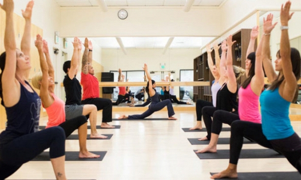 5 động tác yoga giúp chị em cải thiện chuyện phòng the