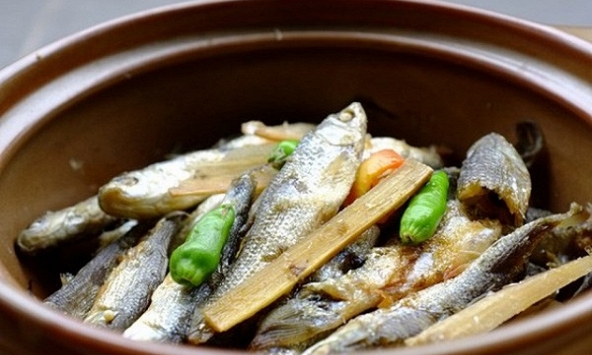 'Đi đâu cũng nhớ quê mình, cá linh kho mía ấm tình miền Tây'.