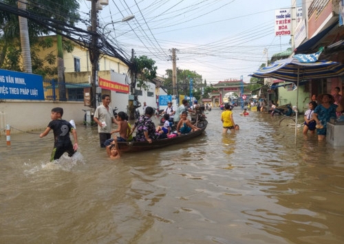 Cần Thơ cho học sinh nghỉ học, người dân TPHCM ngụp lặn tới khuya vì triều cường