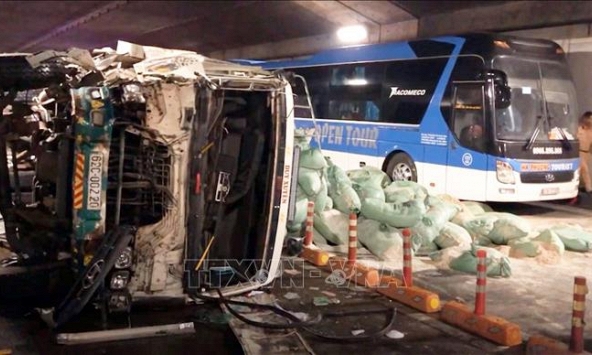Đang khắc phục vụ xe tải đâm xe khách tại hầm sông Sài Gòn 