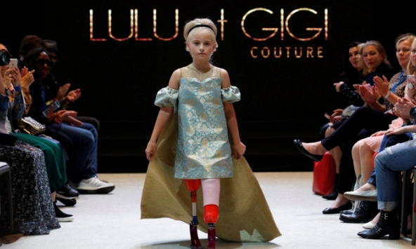 Cô bé dũng cảm trên sàn diễn thời trang Paris