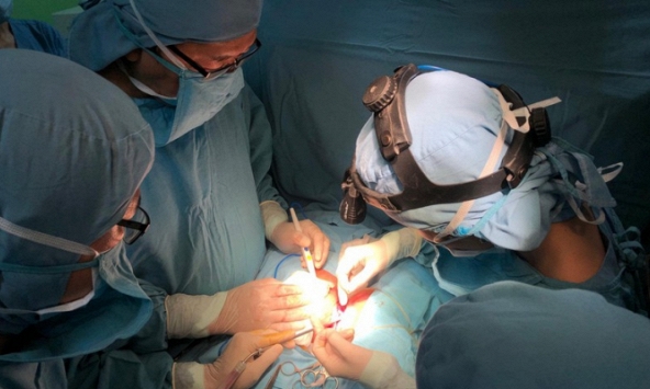 Mổ tách thành công cặp song sinh dính nhau ở gan 