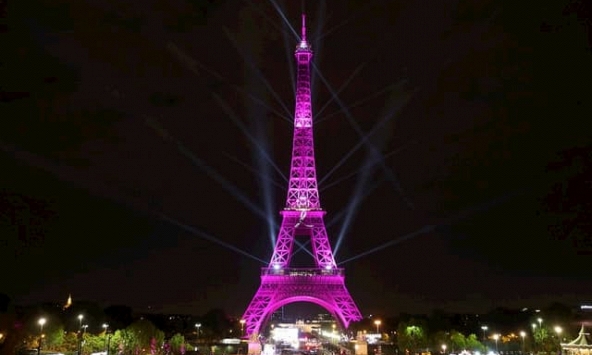 Tháp Eiffel 'thay áo mới' khởi động tháng chống ung thư vú