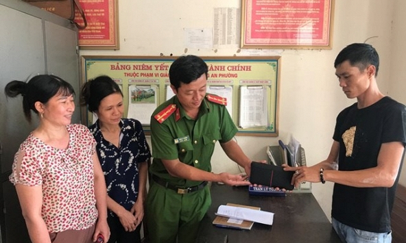 Chị lao công không tham 20 triệu đồng nhặt được