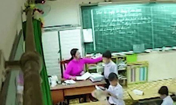 Giáo viên chủ nhiệm bạt tai, đánh đập hàng loạt học sinh lớp 2