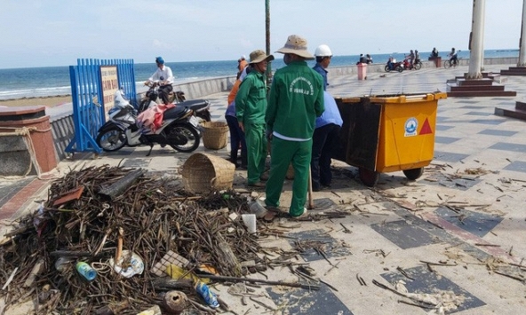 Bãi biển Vũng Tàu ngập trong hàng tấn rác