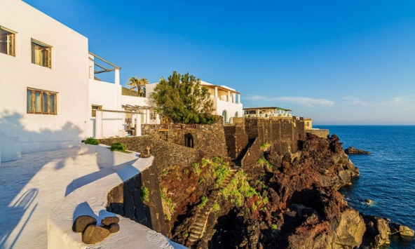 Ngắm biệt thự đẹp như mơ giá 170 tỷ đồng của cặp đôi Dolce & Gabbana vừa rao bán