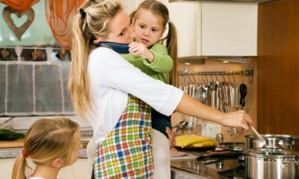 Phụ nữ ở nhà, bữa cơm chan nước mắt