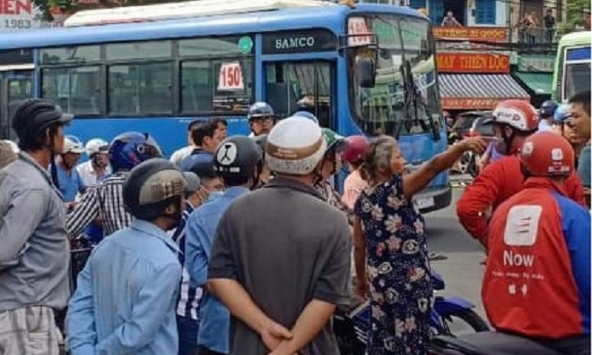 Tài xế xe buýt khai lý do bất ngờ khi rút dao đâm nam thanh niên chạy Grab sau va chạm nhẹ