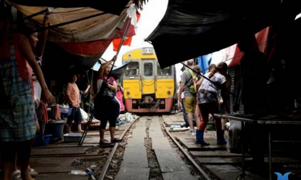 Khám phá chợ đường sắt Maeklong, khu chợ nguy hiểm nhất Thái Lan